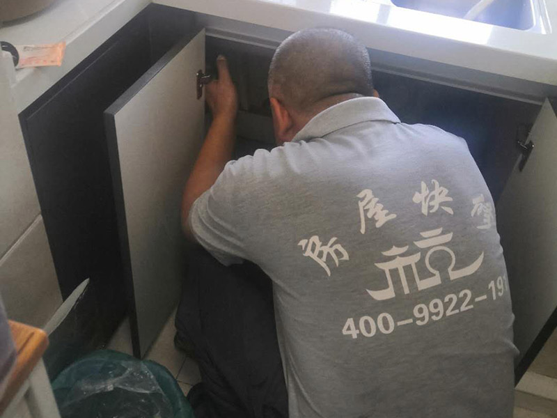 局部門安裝維修：將門框放入門洞中，水平及垂直方向都調(diào)整好后，利用膨脹螺絲進行固定;使用水泥砂漿填充于墻面和門框間的縫隙，確保門框的牢固;門框安裝好后，就可以安裝門扇，并注意將拉手、觀察孔、五金要裝好，且門扇的開啟要靈活。