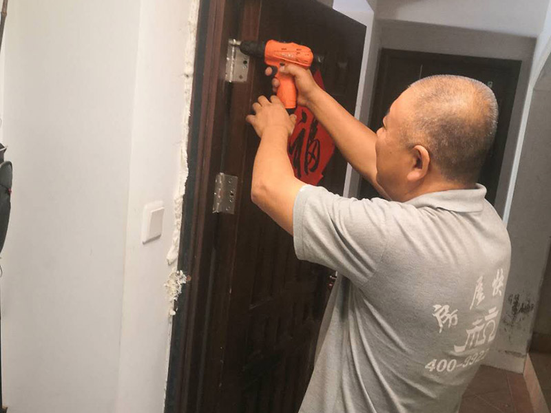 局部門安裝維修：將門框放入門洞中，水平及垂直方向都調(diào)整好后，利用膨脹螺絲進行固定;使用水泥砂漿填充于墻面和門框間的縫隙，確保門框的牢固;門框安裝好后，就可以安裝門扇，并注意將拉手、觀察孔、五金要裝好，且門扇的開啟要靈活。