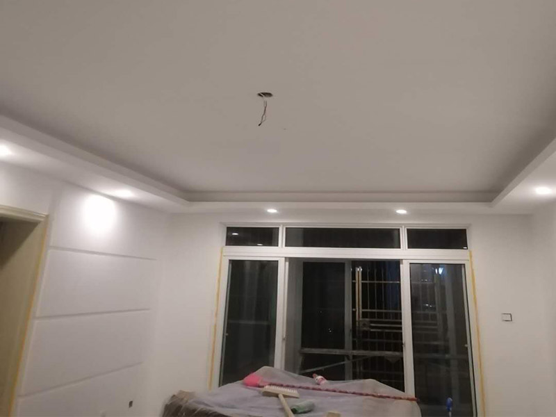 墻壁翻新裝修：首先在做翻新的時(shí)候一定要把之前的墻面給處理干凈，粉化嚴(yán)重的一定要鏟除干凈。由于之前的墻面有刷過(guò)油漆和乳膠漆，所在做完鏟除后一定要做打磨處理，將原來(lái)墻體上的結(jié)實(shí)的表皮及浮沉全部清理掉，如果說(shuō)墻體出現(xiàn)小部分的凹陷以及裂縫的話可以用膩?zhàn)由晕⑻钛a(bǔ)一下。清理干凈的墻面一定要刷一道底漆，墻面底漆的主要作用就是抗堿防潮、封固基材、保護(hù)面漆、提高面漆的質(zhì)量以及遮蓋力。上面漆之前要裝油漆按照漆桶的說(shuō)明配比及涂刷，要準(zhǔn)備足夠的量，保證顏色的相同，不要因?yàn)榱可偃绷亢髞?lái)進(jìn)行后補(bǔ)，這樣很容易發(fā)生色差的問(wèn)題。刷面漆時(shí)要選擇質(zhì)量好的刷漆滾筒，這樣刷出來(lái)的質(zhì)地才會(huì)更加的均勻好看。