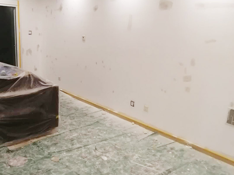 墻壁翻新裝修：首先在做翻新的時(shí)候一定要把之前的墻面給處理干凈，粉化嚴(yán)重的一定要鏟除干凈。由于之前的墻面有刷過(guò)油漆和乳膠漆，所在做完鏟除后一定要做打磨處理，將原來(lái)墻體上的結(jié)實(shí)的表皮及浮沉全部清理掉，如果說(shuō)墻體出現(xiàn)小部分的凹陷以及裂縫的話可以用膩?zhàn)由晕⑻钛a(bǔ)一下。清理干凈的墻面一定要刷一道底漆，墻面底漆的主要作用就是抗堿防潮、封固基材、保護(hù)面漆、提高面漆的質(zhì)量以及遮蓋力。上面漆之前要裝油漆按照漆桶的說(shuō)明配比及涂刷，要準(zhǔn)備足夠的量，保證顏色的相同，不要因?yàn)榱可偃绷亢髞?lái)進(jìn)行后補(bǔ)，這樣很容易發(fā)生色差的問(wèn)題。刷面漆時(shí)要選擇質(zhì)量好的刷漆滾筒，這樣刷出來(lái)的質(zhì)地才會(huì)更加的均勻好看。