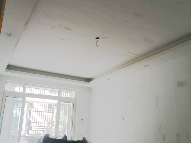 墻壁翻新裝修：首先在做翻新的時(shí)候一定要把之前的墻面給處理干凈，粉化嚴(yán)重的一定要鏟除干凈。由于之前的墻面有刷過(guò)油漆和乳膠漆，所在做完鏟除后一定要做打磨處理，將原來(lái)墻體上的結(jié)實(shí)的表皮及浮沉全部清理掉，如果說(shuō)墻體出現(xiàn)小部分的凹陷以及裂縫的話可以用膩?zhàn)由晕⑻钛a(bǔ)一下。清理干凈的墻面一定要刷一道底漆，墻面底漆的主要作用就是抗堿防潮、封固基材、保護(hù)面漆、提高面漆的質(zhì)量以及遮蓋力。上面漆之前要裝油漆按照漆桶的說(shuō)明配比及涂刷，要準(zhǔn)備足夠的量，保證顏色的相同，不要因?yàn)榱可偃绷亢髞?lái)進(jìn)行后補(bǔ)，這樣很容易發(fā)生色差的問(wèn)題。刷面漆時(shí)要選擇質(zhì)量好的刷漆滾筒，這樣刷出來(lái)的質(zhì)地才會(huì)更加的均勻好看。