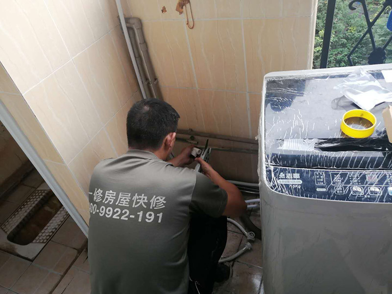 水管改造維修：水路改造時(shí)候，管線和彎頭對(duì)接的角度一定要是90度，否則會(huì)造成彎頭連接的兩邊管線的壁厚不一樣，壁厚相對(duì)較薄的地方就可能因?yàn)槭芰Σ痪鶆?，在自?lái)水的壓力下，出現(xiàn)滲漏的危險(xiǎn)。 在安裝水路管線時(shí)，可能會(huì)出現(xiàn)管線不夠長(zhǎng)，中間需要裝用直接或管箍等將幾根管線連接起來(lái)。對(duì)于地下埋的管線來(lái)說(shuō)，盡量不要有接點(diǎn)，多一個(gè)接點(diǎn)就多一份滲漏的問題，如果另外一邊的直接沒有漏就盡量不要換，以免更換后，原本沒有滲漏的接頭反而出現(xiàn)了滲透危險(xiǎn)。