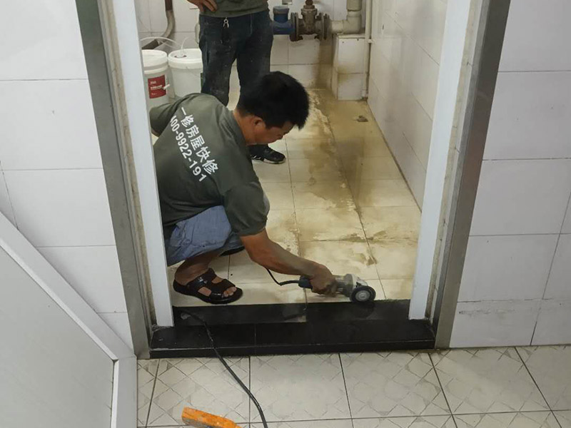 衛(wèi)生間地磚切割維修： 1、定位移動標尺選定切割尺寸，用單手握住操作手柄，將刀輪位拉向后座，將瓷磚平放在底板上并將瓷磚切割的線與底板橫梁對齊，瓷磚前端要靠住底板的豁口部。 2、劃線放下手柄使刀輪與瓷磚表面接觸，將手柄向前輕推使刀輪在瓷磚表面割機一條連續(xù)均勻的直線。 3、下壓將操作手柄抬起稍向后拉，使壓塊平穩(wěn)落放在瓷磚的前端。用適當?shù)牧⒉僮魇直蛳聣?，瓷磚將會沿著劃線斷開。
