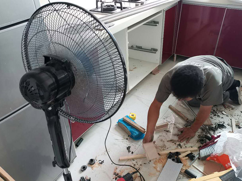 廚房櫥柜門安裝維修：先要固定好頂軌，軌道前飾面與柜櫥表面在同一平面，上下軌平放在預留位置;然后把兩扇門裝入軌道內(nèi)，使用水平尺或直尺測量門體垂直度，調(diào)整上下軌位置并固定好;再次檢查門體是不是與兩側(cè)平行，我們可以通過調(diào)節(jié)底輪來調(diào)節(jié)門體，達到邊框與兩側(cè)水平;最后將防跳裝置固定好。