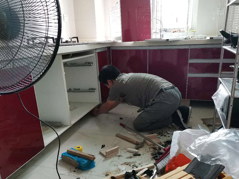 廚房櫥柜門安裝維修：先要固定好頂軌，軌道前飾面與柜櫥表面在同一平面，上下軌平放在預留位置;然后把兩扇門裝入軌道內(nèi)，使用水平尺或直尺測量門體垂直度，調(diào)整上下軌位置并固定好;再次檢查門體是不是與兩側(cè)平行，我們可以通過調(diào)節(jié)底輪來調(diào)節(jié)門體，達到邊框與兩側(cè)水平;最后將防跳裝置固定好。