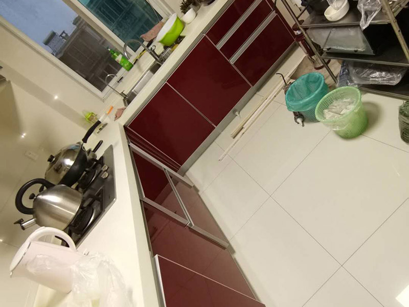 廚房櫥柜門安裝維修：先要固定好頂軌，軌道前飾面與柜櫥表面在同一平面，上下軌平放在預留位置;然后把兩扇門裝入軌道內(nèi)，使用水平尺或直尺測量門體垂直度，調(diào)整上下軌位置并固定好;再次檢查門體是不是與兩側(cè)平行，我們可以通過調(diào)節(jié)底輪來調(diào)節(jié)門體，達到邊框與兩側(cè)水平;最后將防跳裝置固定好。