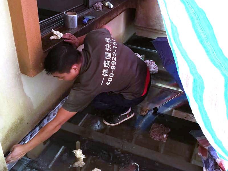 墻角局部防水施工：基面處理是基礎(chǔ)，基面處理是防水施工的關(guān)鍵，施工前須清理基面，以確保其堅固、平整、干凈，無灰塵、油膩、蠟、脫模劑等以及其它碎屑物質(zhì)，如有孔隙、裂縫等缺陷的，須預(yù)先用水泥砂漿修補抹平，陰陽角處應(yīng)抹成圓弧形。涂刷方法要注意，涂刷時力度均勻，注意不要漏刷;前后兩遍涂刷時保持垂直相交的角度，以充分覆蓋到位;單次涂刷不宜過厚，特別是管口和轉(zhuǎn)角處，不能超過1mm，防止干固后產(chǎn)生裂縫。