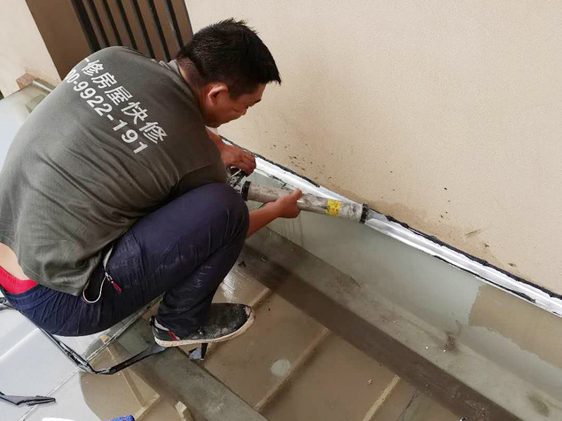 屋頂防水打膠案例：不少建筑新建成就滲漏，老建筑的滲漏現(xiàn)象更嚴重。第一步：把玻璃的邊清理干凈。把玻璃固定到位。在玻璃邊緣3mm處貼美文紙。第二步：用結(jié)構(gòu)膠往縫里填到60％。第三步：用和縫大小的泡抹棒往里壓填充，把膠往玻璃與型材的縫里擠。第四步：填充耐候密封膠，用刮刀來回30度角度刮2遍。缺膠的補上。30分內(nèi)把紙揭掉。