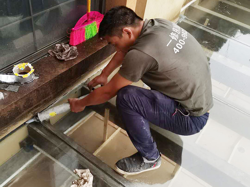 屋頂防水打膠案例：不少建筑新建成就滲漏，老建筑的滲漏現(xiàn)象更嚴重。第一步：把玻璃的邊清理干凈。把玻璃固定到位。在玻璃邊緣3mm處貼美文紙。第二步：用結(jié)構(gòu)膠往縫里填到60％。第三步：用和縫大小的泡抹棒往里壓填充，把膠往玻璃與型材的縫里擠。第四步：填充耐候密封膠，用刮刀來回30度角度刮2遍。缺膠的補上。30分內(nèi)把紙揭掉。