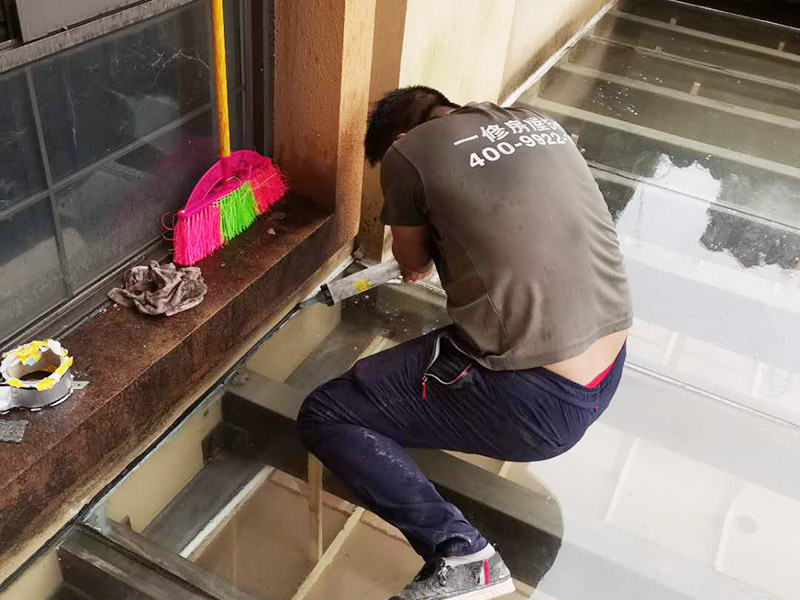 屋頂防水打膠案例：不少建筑新建成就滲漏，老建筑的滲漏現(xiàn)象更嚴重。第一步：把玻璃的邊清理干凈。把玻璃固定到位。在玻璃邊緣3mm處貼美文紙。第二步：用結(jié)構(gòu)膠往縫里填到60％。第三步：用和縫大小的泡抹棒往里壓填充，把膠往玻璃與型材的縫里擠。第四步：填充耐候密封膠，用刮刀來回30度角度刮2遍。缺膠的補上。30分內(nèi)把紙揭掉。