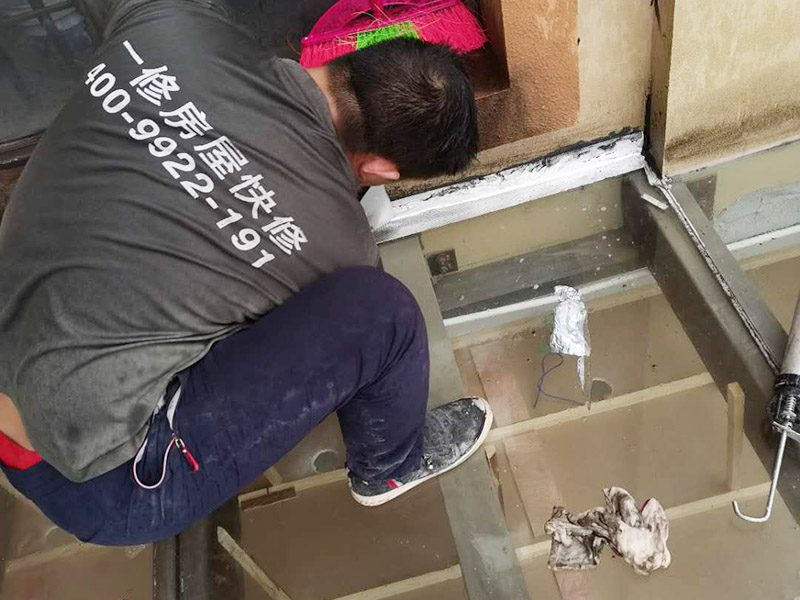 屋頂防水打膠案例：不少建筑新建成就滲漏，老建筑的滲漏現(xiàn)象更嚴重。第一步：把玻璃的邊清理干凈。把玻璃固定到位。在玻璃邊緣3mm處貼美文紙。第二步：用結(jié)構(gòu)膠往縫里填到60％。第三步：用和縫大小的泡抹棒往里壓填充，把膠往玻璃與型材的縫里擠。第四步：填充耐候密封膠，用刮刀來回30度角度刮2遍。缺膠的補上。30分內(nèi)把紙揭掉。