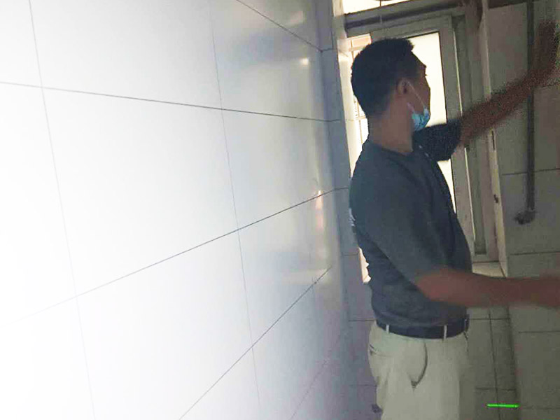 衛(wèi)生間局部改造:衛(wèi)生間的排水管道盡量不要做大的改動(dòng)，換掉出現(xiàn)問題的管道，水壓不夠的老房子，可以加增壓泵，泵的大小根據(jù)水壓的大小而定。電路的改造一般是衛(wèi)生間翻新的重頭戲，多年以前的線路最好全部換新，需要的更多插座位置要做好預(yù)留，比如智能馬桶。線路盡可能的掩藏，不能掩藏的用防水性好的絕緣管道包起來。 新電器的安裝也要選擇防水性較好的產(chǎn)品，如衛(wèi)生間的電源開關(guān)、插座等。衛(wèi)生間的吊頂幾乎需要全部重新做安排。最好采用鋁扣板的吊頂，不要選擇PVC的吊頂材料，容易使水蒸氣凝結(jié)下滴。坐便器最好不要改動(dòng)位置，整棟樓的坐便器都在同一個(gè)下水道。改動(dòng)不當(dāng)，即便抬高坐便器的位置，仍有可能導(dǎo)致通水不暢。小移位用移位器。