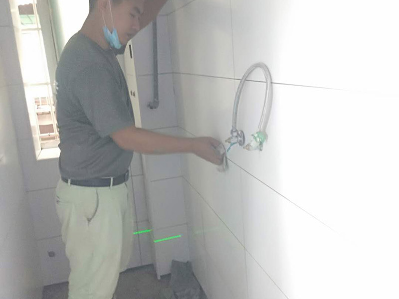 衛(wèi)生間局部改造:衛(wèi)生間的排水管道盡量不要做大的改動(dòng)，換掉出現(xiàn)問題的管道，水壓不夠的老房子，可以加增壓泵，泵的大小根據(jù)水壓的大小而定。電路的改造一般是衛(wèi)生間翻新的重頭戲，多年以前的線路最好全部換新，需要的更多插座位置要做好預(yù)留，比如智能馬桶。線路盡可能的掩藏，不能掩藏的用防水性好的絕緣管道包起來。 新電器的安裝也要選擇防水性較好的產(chǎn)品，如衛(wèi)生間的電源開關(guān)、插座等。衛(wèi)生間的吊頂幾乎需要全部重新做安排。最好采用鋁扣板的吊頂，不要選擇PVC的吊頂材料，容易使水蒸氣凝結(jié)下滴。坐便器最好不要改動(dòng)位置，整棟樓的坐便器都在同一個(gè)下水道。改動(dòng)不當(dāng)，即便抬高坐便器的位置，仍有可能導(dǎo)致通水不暢。小移位用移位器。