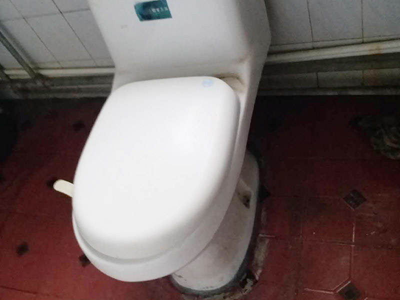 馬桶角閥重新安裝：在安裝馬桶前應先對排污管道進行全面檢查，看管道內(nèi)是否有泥砂、廢紙等雜物堵塞，同時檢查馬桶安裝位的地面前后左右是否水平，如發(fā)現(xiàn)地面不平，在安裝時應將地面找平。翻轉(zhuǎn)馬桶，在馬桶排污口上確定中心，并劃出十字中心線，中心線應延伸到馬桶底部四周腳邊。將馬桶上的與地面排污口的十字線對準，保持水平安裝馬桶，并用力壓緊密封圈，安裝上地腳螺絲及裝飾帽。在馬桶排污口上安裝好專用密封圈，或在四周打上一圈玻璃膠（油灰）或水泥砂漿，放水3-5分鐘沖洗管道，以保證自來水管的清潔；再安裝角閥和連接軟管，然后將軟管與安裝的水箱配件進水閥連接并按通水源。