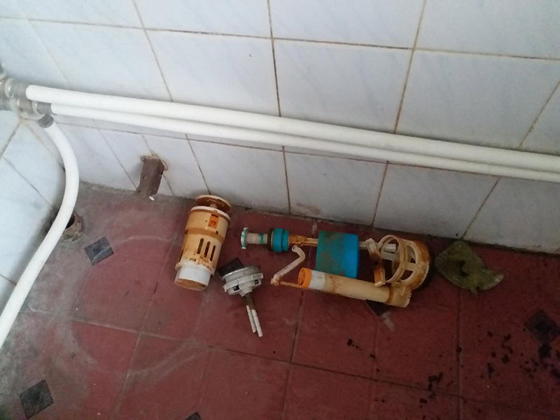 馬桶角閥重新安裝：在安裝馬桶前應先對排污管道進行全面檢查，看管道內(nèi)是否有泥砂、廢紙等雜物堵塞，同時檢查馬桶安裝位的地面前后左右是否水平，如發(fā)現(xiàn)地面不平，在安裝時應將地面找平。翻轉(zhuǎn)馬桶，在馬桶排污口上確定中心，并劃出十字中心線，中心線應延伸到馬桶底部四周腳邊。將馬桶上的與地面排污口的十字線對準，保持水平安裝馬桶，并用力壓緊密封圈，安裝上地腳螺絲及裝飾帽。在馬桶排污口上安裝好專用密封圈，或在四周打上一圈玻璃膠（油灰）或水泥砂漿，放水3-5分鐘沖洗管道，以保證自來水管的清潔；再安裝角閥和連接軟管，然后將軟管與安裝的水箱配件進水閥連接并按通水源。