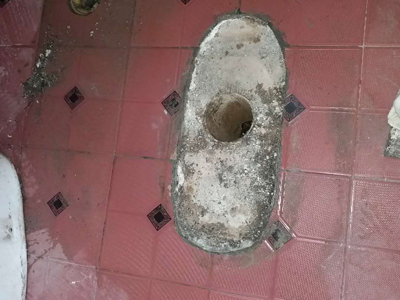 馬桶角閥重新安裝：在安裝馬桶前應先對排污管道進行全面檢查，看管道內(nèi)是否有泥砂、廢紙等雜物堵塞，同時檢查馬桶安裝位的地面前后左右是否水平，如發(fā)現(xiàn)地面不平，在安裝時應將地面找平。翻轉(zhuǎn)馬桶，在馬桶排污口上確定中心，并劃出十字中心線，中心線應延伸到馬桶底部四周腳邊。將馬桶上的與地面排污口的十字線對準，保持水平安裝馬桶，并用力壓緊密封圈，安裝上地腳螺絲及裝飾帽。在馬桶排污口上安裝好專用密封圈，或在四周打上一圈玻璃膠（油灰）或水泥砂漿，放水3-5分鐘沖洗管道，以保證自來水管的清潔；再安裝角閥和連接軟管，然后將軟管與安裝的水箱配件進水閥連接并按通水源。