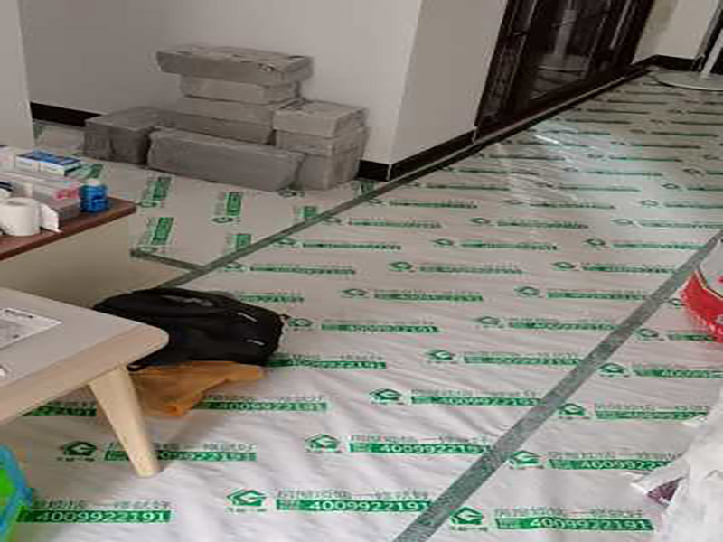 地面成品保護(hù)：滿鋪成品瓦楞紙板，再用干凈彩條布滿鋪在普通石膏板上，在彩條布交接處及轉(zhuǎn)角處用膠帶固定，也可選用木芯板或三夾板。材料選用視上人、車情況而定。 所有成品飾面板在安裝好后必須用PE保護(hù)膜覆蓋包起來，所有成品飾面板的陽角位必須用硬質(zhì)紙護(hù)角或泡沫棉進(jìn)行保護(hù)性包裝，防止交被其他施工人員碰撞。 1、入戶門扇用公司統(tǒng)一的門貼進(jìn)行全面包裹保護(hù)，用透明膠帶將保護(hù)膜粘貼牢固平整。 2、用標(biāo)準(zhǔn)保護(hù)膜將門框三面保護(hù)完整并固定牢固。 3、工程完工后拆除保護(hù)膜時如果有粘貼時的膠痕，應(yīng)用酒精或?qū)Ｓ玫那逦蹌┣宄z。