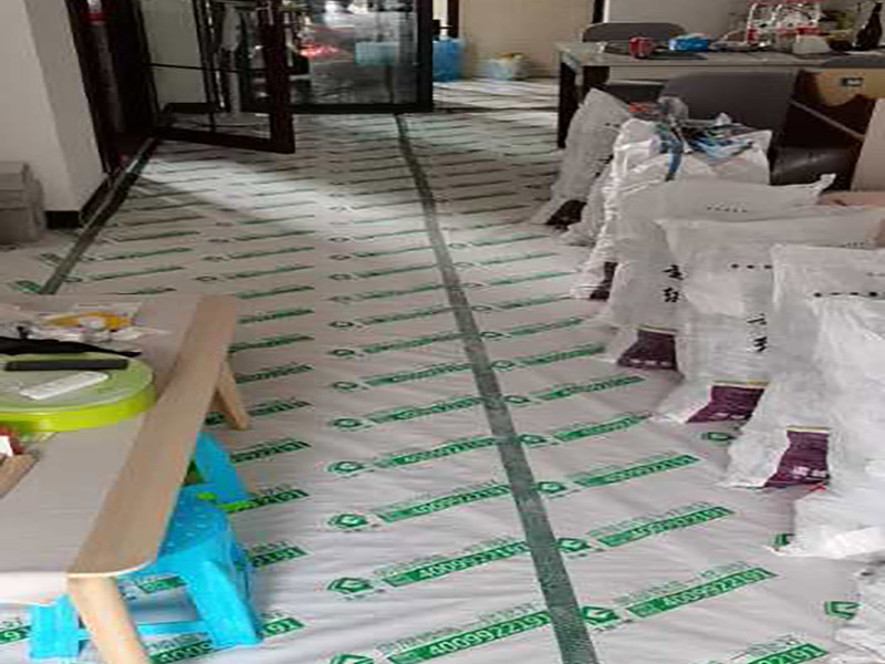 地面成品保護(hù)：滿鋪成品瓦楞紙板，再用干凈彩條布滿鋪在普通石膏板上，在彩條布交接處及轉(zhuǎn)角處用膠帶固定，也可選用木芯板或三夾板。材料選用視上人、車情況而定。 所有成品飾面板在安裝好后必須用PE保護(hù)膜覆蓋包起來，所有成品飾面板的陽角位必須用硬質(zhì)紙護(hù)角或泡沫棉進(jìn)行保護(hù)性包裝，防止交被其他施工人員碰撞。 1、入戶門扇用公司統(tǒng)一的門貼進(jìn)行全面包裹保護(hù)，用透明膠帶將保護(hù)膜粘貼牢固平整。 2、用標(biāo)準(zhǔn)保護(hù)膜將門框三面保護(hù)完整并固定牢固。 3、工程完工后拆除保護(hù)膜時如果有粘貼時的膠痕，應(yīng)用酒精或?qū)Ｓ玫那逦蹌┣宄z。