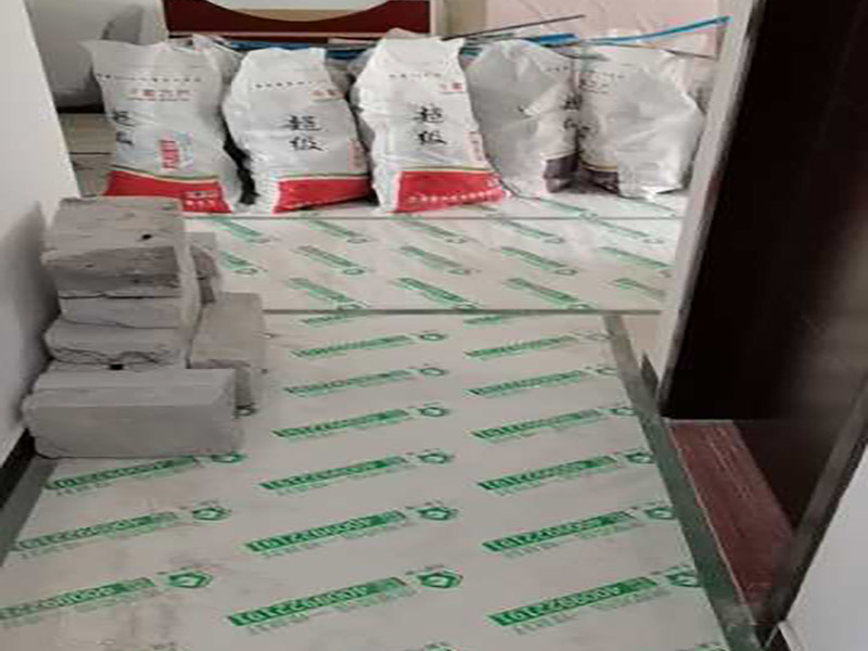 地面成品保護(hù)：滿鋪成品瓦楞紙板，再用干凈彩條布滿鋪在普通石膏板上，在彩條布交接處及轉(zhuǎn)角處用膠帶固定，也可選用木芯板或三夾板。材料選用視上人、車情況而定。 所有成品飾面板在安裝好后必須用PE保護(hù)膜覆蓋包起來，所有成品飾面板的陽角位必須用硬質(zhì)紙護(hù)角或泡沫棉進(jìn)行保護(hù)性包裝，防止交被其他施工人員碰撞。 1、入戶門扇用公司統(tǒng)一的門貼進(jìn)行全面包裹保護(hù)，用透明膠帶將保護(hù)膜粘貼牢固平整。 2、用標(biāo)準(zhǔn)保護(hù)膜將門框三面保護(hù)完整并固定牢固。 3、工程完工后拆除保護(hù)膜時如果有粘貼時的膠痕，應(yīng)用酒精或?qū)Ｓ玫那逦蹌┣宄z。