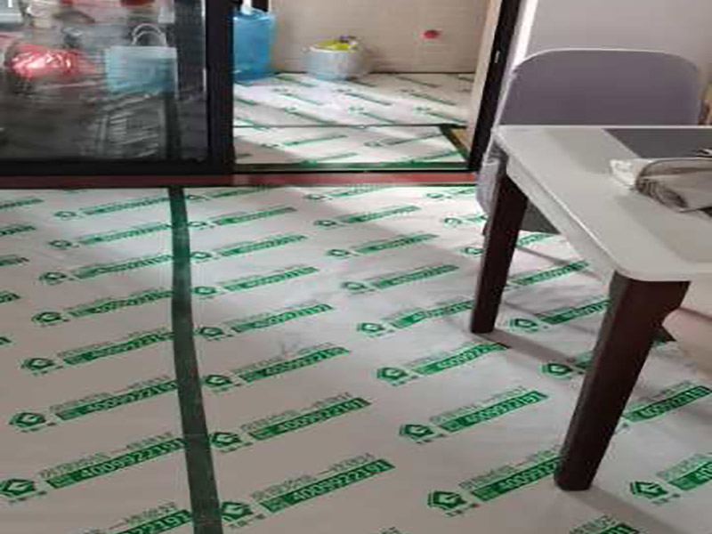 地面成品保護(hù)：滿鋪成品瓦楞紙板，再用干凈彩條布滿鋪在普通石膏板上，在彩條布交接處及轉(zhuǎn)角處用膠帶固定，也可選用木芯板或三夾板。材料選用視上人、車情況而定。 所有成品飾面板在安裝好后必須用PE保護(hù)膜覆蓋包起來，所有成品飾面板的陽角位必須用硬質(zhì)紙護(hù)角或泡沫棉進(jìn)行保護(hù)性包裝，防止交被其他施工人員碰撞。 1、入戶門扇用公司統(tǒng)一的門貼進(jìn)行全面包裹保護(hù)，用透明膠帶將保護(hù)膜粘貼牢固平整。 2、用標(biāo)準(zhǔn)保護(hù)膜將門框三面保護(hù)完整并固定牢固。 3、工程完工后拆除保護(hù)膜時如果有粘貼時的膠痕，應(yīng)用酒精或?qū)Ｓ玫那逦蹌┣宄z。