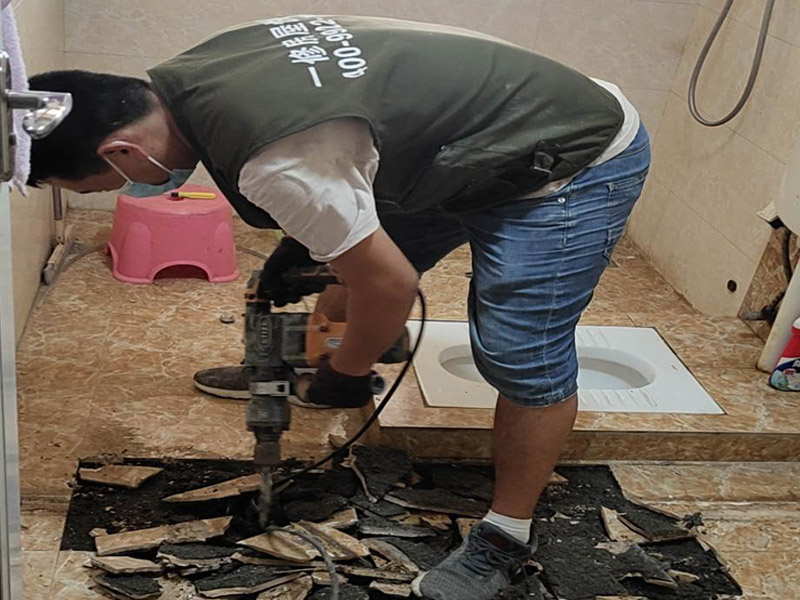 衛(wèi)生間地磚拆除：首先，拆除瓷磚時(shí)要用電，而電是從客廳臨時(shí)拉的，為了避免在施工過(guò)程中發(fā)生觸電的現(xiàn)象，將電拉進(jìn)衛(wèi)生間內(nèi)。其次，舊房改造拆除瓷磚時(shí)可以用沖擊電鉆，這種工具方便快捷，可自由更換。但在使用前應(yīng)檢查其是否靈活，可以通過(guò)空轉(zhuǎn)一分鐘的方法進(jìn)行檢驗(yàn)。用完之后及時(shí)進(jìn)行清理。用具的拆除，可以提前將其拆除，也可以在拆磚的過(guò)程中同時(shí)進(jìn)行。但并不是所有的用具都可以提前拆除，馬桶必須在瓷磚拆除之后才可以拆掉，要不然掉落的瓷磚會(huì)砸壞馬桶。用具拆除后，應(yīng)將露出的電線接口用絕緣的東西綁住。