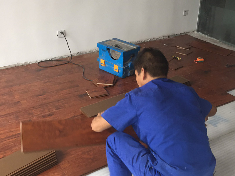 木地板安裝方案:首先對(duì)于實(shí)木地板的安裝肯定要做好事前的檢查，檢查地面是否平整，地面的表面的各種高低值要不相差3mm，其地面還要干燥，整潔，要不留一點(diǎn)雜質(zhì),地板安裝的施工方法是采用平鋪式的施工方法，將地板距離墻邊、立柱等一些固定的物體之間的距離要留出大約9mm的長(zhǎng)度，鋪裝的時(shí)候，還要確保每塊地板需要錯(cuò)開30cm進(jìn)行鋪裝，這樣看其來(lái)就非常美觀。鋪裝時(shí)，現(xiàn)在地面上鋪一層大約2mm厚度的地墊，其材質(zhì)高密度聚乙烯制成，接口處需要用膠帶將其封住，然后再在地面上鋪上一層厚度為0.5mm以上的薄膜，然后在接縫處重接至50mm以上，最后用膠帶進(jìn)行密封。