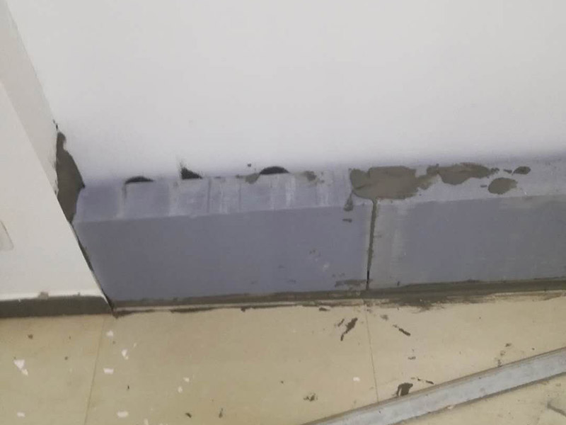 砌磚封門洞維修：裝修中封門洞就是在門上方有一個長方形的窗口，把那個封起來就是封門洞　　 老式房屋的門上方都帶氣窗，門洞總高度都在2.4-2.5m，而現(xiàn)在裝修門洞高度只留到2.1m左右，還有近40cm的高度的空洞需要封堵，這就叫門洞封堵?！　?裝修封門洞的方法一般都用石膏板，但能代替石膏板的材料也有很多。還有用紅磚砌