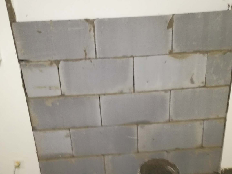 砌磚封門洞維修：裝修中封門洞就是在門上方有一個長方形的窗口，把那個封起來就是封門洞　　 老式房屋的門上方都帶氣窗，門洞總高度都在2.4-2.5m，而現(xiàn)在裝修門洞高度只留到2.1m左右，還有近40cm的高度的空洞需要封堵，這就叫門洞封堵?！　?裝修封門洞的方法一般都用石膏板，但能代替石膏板的材料也有很多。還有用紅磚砌