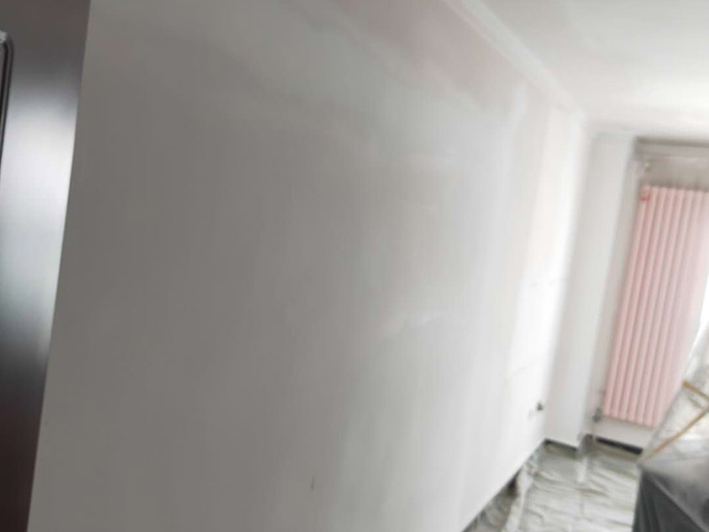 墻面找平刷漆：墻面基層加固?；鶎邮杷傻囊茸鲧P除，可以使用大品牌的專用墻面加固劑。防水處理。衛(wèi)生間、廚房背面的墻體，長期潮濕水汽從墻體背后透出，會導致漆膜起泡脫落發(fā)霉，推薦使用防水漿料，可有效抵御水汽干擾。石膏板及吊頂接縫。像有些油漆品牌有專業(yè)的石膏基接縫膏以及配套的接縫紙帶，讓接縫平整牢固?？沽烟幚?。因為房屋沉降，原始基層材料問題，導致墻體會有開裂或細小裂痕，配套膩子使用網(wǎng)格布，讓抗裂有保障。墻面底層找平和面層收光。推薦使用成品膩子，只需添加清水，強度可靠，平整環(huán)保，底子打的好，面層更耐久。打磨平整，這個太重要了，有條件的可以批三層膩子?，F(xiàn)在工人為了省事，都是打磨一遍就草草了事，比較負責的方法是，打磨完一遍后，上底漆時把有坑的地方補齊又打磨，上了面漆一遍后，又檢查再補齊又打磨。