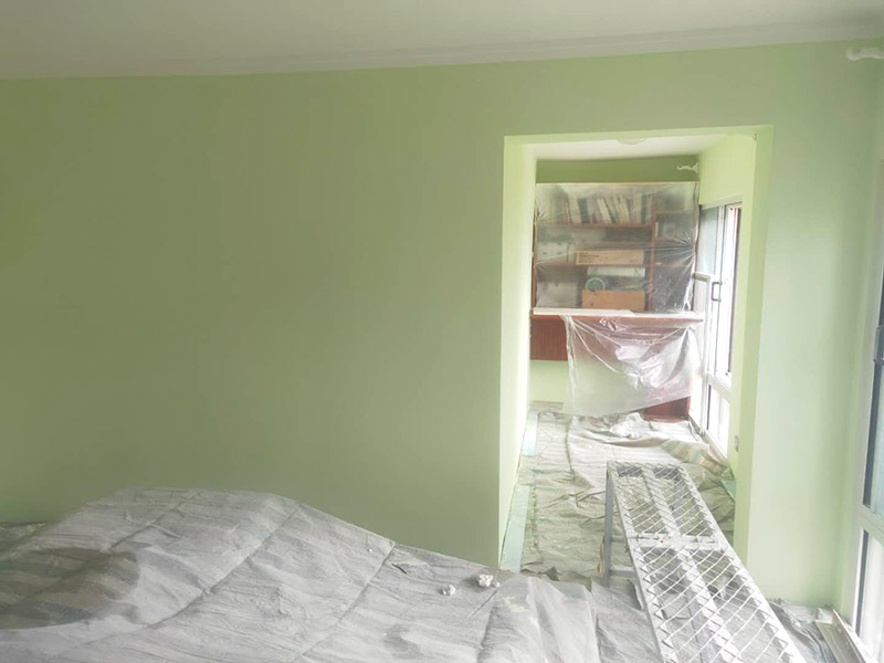 墻面刷乳膠漆：一般進行墻面處理之前木工家具和瓷磚鋪貼應該都已經完成，如果是二手房翻新可能成品會更多。為了防止處理墻面的過程中成品被墻皮、粉塵、涂料污染，應認真對房間內已有成品進行保護。封固包含兩個方面，一個是裂縫、開槽、孔洞的填補，這個用修補類的石膏產品就可以了；還有一個是墻面基層的固化，這個一般使用固化劑來做，也有一些情況需要用固化能力更強的貼布（牛皮紙）來解決。做好墻面封固之后，如果墻面的平整度超過5mm，為了更方便的找平，建議先使用厚找平材料做厚找平。厚找平材料一般批刮1遍即可，盡量不要太厚，以能找平為準。為了在刷漆時獲得更好的表現(xiàn)效果，精找平材料批刮之后一般都要用細砂紙整體打磨一遍，使墻面更加平整、光滑。如果不打算刷漆了，那就不需要進行打磨了。