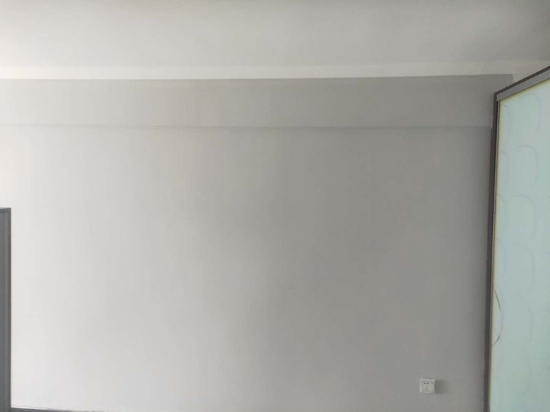 墻面刷乳膠漆：一般進行墻面處理之前木工家具和瓷磚鋪貼應該都已經完成，如果是二手房翻新可能成品會更多。為了防止處理墻面的過程中成品被墻皮、粉塵、涂料污染，應認真對房間內已有成品進行保護。封固包含兩個方面，一個是裂縫、開槽、孔洞的填補，這個用修補類的石膏產品就可以了；還有一個是墻面基層的固化，這個一般使用固化劑來做，也有一些情況需要用固化能力更強的貼布（牛皮紙）來解決。做好墻面封固之后，如果墻面的平整度超過5mm，為了更方便的找平，建議先使用厚找平材料做厚找平。厚找平材料一般批刮1遍即可，盡量不要太厚，以能找平為準。為了在刷漆時獲得更好的表現(xiàn)效果，精找平材料批刮之后一般都要用細砂紙整體打磨一遍，使墻面更加平整、光滑。如果不打算刷漆了，那就不需要進行打磨了。