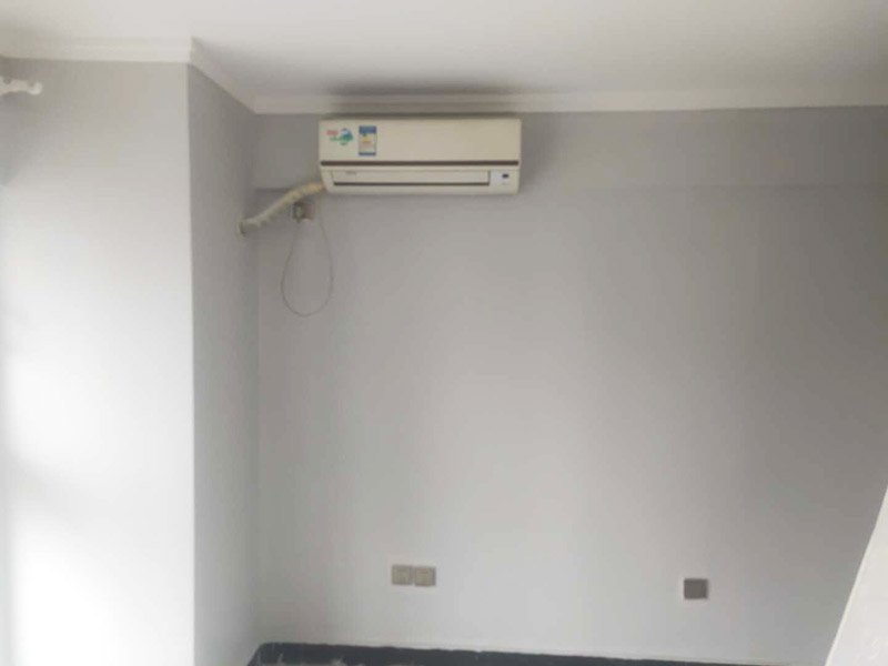 墻面刷乳膠漆：一般進行墻面處理之前木工家具和瓷磚鋪貼應該都已經完成，如果是二手房翻新可能成品會更多。為了防止處理墻面的過程中成品被墻皮、粉塵、涂料污染，應認真對房間內已有成品進行保護。封固包含兩個方面，一個是裂縫、開槽、孔洞的填補，這個用修補類的石膏產品就可以了；還有一個是墻面基層的固化，這個一般使用固化劑來做，也有一些情況需要用固化能力更強的貼布（牛皮紙）來解決。做好墻面封固之后，如果墻面的平整度超過5mm，為了更方便的找平，建議先使用厚找平材料做厚找平。厚找平材料一般批刮1遍即可，盡量不要太厚，以能找平為準。為了在刷漆時獲得更好的表現(xiàn)效果，精找平材料批刮之后一般都要用細砂紙整體打磨一遍，使墻面更加平整、光滑。如果不打算刷漆了，那就不需要進行打磨了。