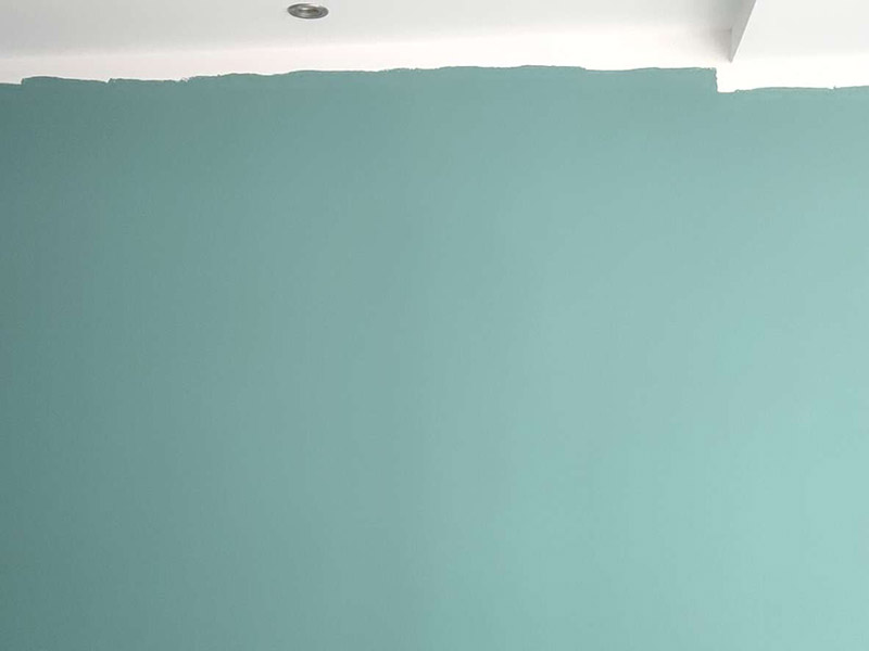 墻面乳膠漆翻新：1、使用吸塵器進行除塵工序，利用吸塵器的毛刷充分摩擦被清潔表面，去除灰塵。 2、對于局部污染或是有油漬的地方，需要使用聚氨酯稀釋劑來清洗。 3、局部有霉藻的部位，需要使用防霉溶液清洗，晾干或噴濕后鏟除。 4、對于已經(jīng)剝落或是破損的地方，先將破損部位松動的部分打磨掉，清理干凈，再使用柔性膩子進行修補。待表面修補平整后，再涂裝底漆。 5、先將破損、松動的部分清理干凈，使用柔性膩子進行修補，表面修補平整后涂裝805膠水。 6、在涂刷膠水的基層上滿刮膩子膏。 7、涂刷底漆，要均勻涂刷一遍，要求無露底、流墜現(xiàn)象。 8、 涂刷面漆， 均勻涂刷兩遍，待靠前遍干燥后涂刷第二遍，要求無露底、流墜。