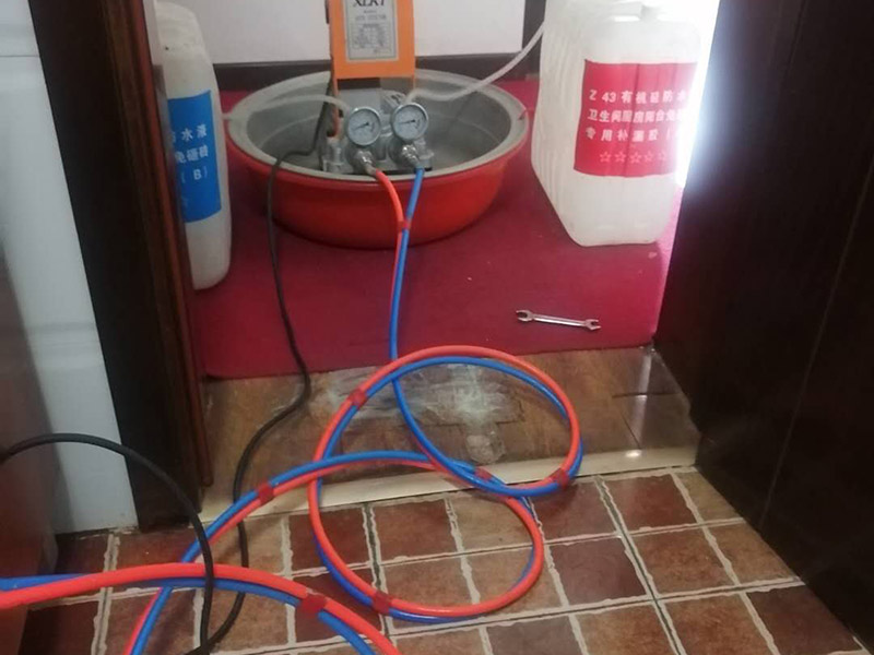 衛(wèi)生間防水維修:一般來(lái)說(shuō)，在水電改造工程驗(yàn)收完畢后，便可開(kāi)始進(jìn)行衛(wèi)生間的防水裝修工程。首先應(yīng)對(duì)其墻面進(jìn)行處理，查看衛(wèi)生間墻面是否存在空鼓現(xiàn)象，若有則應(yīng)立即標(biāo)記出來(lái)進(jìn)行處理。同時(shí)，還要用水泥砂漿將水電改造后凹凸不平的墻面和地面進(jìn)行找平，否則會(huì)給后期瓷磚的鋪設(shè)帶來(lái)一定的困難。 將廁所的墻面和地面進(jìn)行找平后，要對(duì)其進(jìn)行仔細(xì)的清理，避免遺留下其他裝修雜質(zhì)，從而影響衛(wèi)生間防水層的效果，降低其防水作用。同時(shí)，檢查其下水管道、排水管道內(nèi)是否存有雜物，若有也一并清理干凈，否則很容易造成廁所堵塞的問(wèn)題。 在衛(wèi)生間防水層裝修的時(shí)候，通常都會(huì)選擇使用防水涂料，在涂抹防水涂料的時(shí)候，要將所有衛(wèi)生間的輕體墻、下水管道、煙道等接縫處涂滿，避免其產(chǎn)生漏水等現(xiàn)象。而其墻面的防水涂料高度則要達(dá)到1.8米以上，避免洗澡的時(shí)候造成墻體受潮，從而損害衛(wèi)生間的防水層。