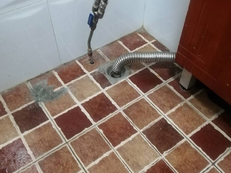 衛(wèi)生間防水維修:一般來(lái)說(shuō)，在水電改造工程驗(yàn)收完畢后，便可開(kāi)始進(jìn)行衛(wèi)生間的防水裝修工程。首先應(yīng)對(duì)其墻面進(jìn)行處理，查看衛(wèi)生間墻面是否存在空鼓現(xiàn)象，若有則應(yīng)立即標(biāo)記出來(lái)進(jìn)行處理。同時(shí)，還要用水泥砂漿將水電改造后凹凸不平的墻面和地面進(jìn)行找平，否則會(huì)給后期瓷磚的鋪設(shè)帶來(lái)一定的困難。 將廁所的墻面和地面進(jìn)行找平后，要對(duì)其進(jìn)行仔細(xì)的清理，避免遺留下其他裝修雜質(zhì)，從而影響衛(wèi)生間防水層的效果，降低其防水作用。同時(shí)，檢查其下水管道、排水管道內(nèi)是否存有雜物，若有也一并清理干凈，否則很容易造成廁所堵塞的問(wèn)題。 在衛(wèi)生間防水層裝修的時(shí)候，通常都會(huì)選擇使用防水涂料，在涂抹防水涂料的時(shí)候，要將所有衛(wèi)生間的輕體墻、下水管道、煙道等接縫處涂滿，避免其產(chǎn)生漏水等現(xiàn)象。而其墻面的防水涂料高度則要達(dá)到1.8米以上，避免洗澡的時(shí)候造成墻體受潮，從而損害衛(wèi)生間的防水層。