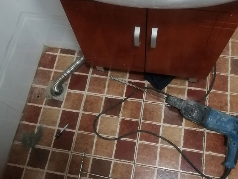 衛(wèi)生間防水維修:一般來(lái)說(shuō)，在水電改造工程驗(yàn)收完畢后，便可開(kāi)始進(jìn)行衛(wèi)生間的防水裝修工程。首先應(yīng)對(duì)其墻面進(jìn)行處理，查看衛(wèi)生間墻面是否存在空鼓現(xiàn)象，若有則應(yīng)立即標(biāo)記出來(lái)進(jìn)行處理。同時(shí)，還要用水泥砂漿將水電改造后凹凸不平的墻面和地面進(jìn)行找平，否則會(huì)給后期瓷磚的鋪設(shè)帶來(lái)一定的困難。 將廁所的墻面和地面進(jìn)行找平后，要對(duì)其進(jìn)行仔細(xì)的清理，避免遺留下其他裝修雜質(zhì)，從而影響衛(wèi)生間防水層的效果，降低其防水作用。同時(shí)，檢查其下水管道、排水管道內(nèi)是否存有雜物，若有也一并清理干凈，否則很容易造成廁所堵塞的問(wèn)題。 在衛(wèi)生間防水層裝修的時(shí)候，通常都會(huì)選擇使用防水涂料，在涂抹防水涂料的時(shí)候，要將所有衛(wèi)生間的輕體墻、下水管道、煙道等接縫處涂滿，避免其產(chǎn)生漏水等現(xiàn)象。而其墻面的防水涂料高度則要達(dá)到1.8米以上，避免洗澡的時(shí)候造成墻體受潮，從而損害衛(wèi)生間的防水層。