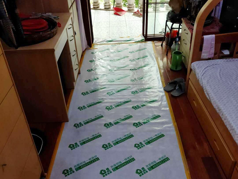 陽臺裝修翻新:1、老墻面在翻新前一定要做墻面基底處理，粉化嚴重要鏟除,鏟除后披純白水泥一遍,原墻面過于光滑、刷過油漆、乳膠漆的須作鏟除后做打磨處理。把粘結不牢的表皮及浮塵去掉,便于新涂料和墻體粘結.如果有掉皮的凹進去的部分最好有膩子補一下。  　　 2、墻面底漆的作用是抗堿防潮、封固基材、保護面漆、提高面漆的質感和遮蓋力。尤其是老房翻新，墻面一定要做底漆，直接上面漆墻面容易起泡發(fā)霉，日照久了墻面顏色也容易發(fā)生變化。  　　 3、對于已上漆墻面的修補相對而言很難達到理想效果，所以對于已上漆墻面的修補最好是整塊的墻面，或盡可能選擇較大的面積進行修補，這樣可以盡量避免色差。  　　 4、注意按照漆桶說明配比及涂刷,最好估算好用量,一次準備足夠的量更為重要,這樣才能保證顏色相同。涂料廠雖然提供了色卡,但由于老墻面本身堿性比較強，效果可能會有差距。