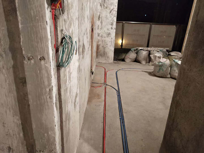 電路布線安裝：首先要根據(jù) 你對電的用途進(jìn)行電路定位，定位完成后，電工根據(jù)定位和電路走向，開布線槽，線路槽很有講究，要橫平豎直，不過，規(guī)范的做法，不允許開橫槽，因為會影響墻的承受力。布線一般采用線管暗埋的方式。線管有冷彎管和PVC管兩種，冷彎管可以彎曲而不斷裂，是布線的最好選擇，因為它的轉(zhuǎn)角是有弧度的，線可以隨時更換，而不用開墻。