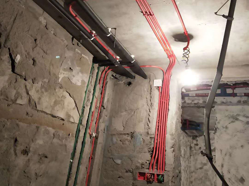 電路布線安裝：首先要根據(jù) 你對電的用途進(jìn)行電路定位，定位完成后，電工根據(jù)定位和電路走向，開布線槽，線路槽很有講究，要橫平豎直，不過，規(guī)范的做法，不允許開橫槽，因為會影響墻的承受力。布線一般采用線管暗埋的方式。線管有冷彎管和PVC管兩種，冷彎管可以彎曲而不斷裂，是布線的最好選擇，因為它的轉(zhuǎn)角是有弧度的，線可以隨時更換，而不用開墻。