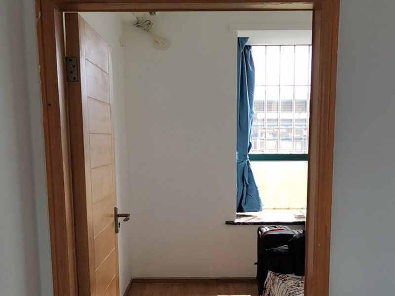 墻面翻新裝修:首先在做翻新的時候一定要把之前的墻面給處理干凈，粉化嚴重的一定要鏟除干凈。由于之前的墻面有刷過油漆和乳膠漆，所在做完鏟除后一定要做打磨處理，將原來墻體上的結實的表皮及浮沉全部清理掉，如果說墻體出現(xiàn)小部分的凹陷以及裂縫的話可以用膩子稍微填補一下。清理干凈的墻面一定要刷一道底漆，墻面底漆的主要作用就是抗堿防潮、封固基材、保護面漆、提高面漆的質(zhì)量以及遮蓋力。 在修補的過程中要是沒有做到全面，并且上漆過程已經(jīng)做了的話那就會顯得相當?shù)穆闊?，上漆工程完成后的話再對沒有修補到的地方進行修補的話就會很難達到預想效果，最大的問題就是會導致色差的問題，所以在修補的時候一定要做到仔細、全面，不要為后面的工程造成負擔。
