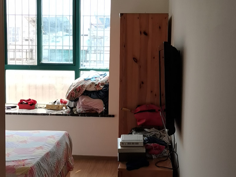 墻面翻新裝修:首先在做翻新的時候一定要把之前的墻面給處理干凈，粉化嚴重的一定要鏟除干凈。由于之前的墻面有刷過油漆和乳膠漆，所在做完鏟除后一定要做打磨處理，將原來墻體上的結實的表皮及浮沉全部清理掉，如果說墻體出現(xiàn)小部分的凹陷以及裂縫的話可以用膩子稍微填補一下。清理干凈的墻面一定要刷一道底漆，墻面底漆的主要作用就是抗堿防潮、封固基材、保護面漆、提高面漆的質(zhì)量以及遮蓋力。 在修補的過程中要是沒有做到全面，并且上漆過程已經(jīng)做了的話那就會顯得相當?shù)穆闊?，上漆工程完成后的話再對沒有修補到的地方進行修補的話就會很難達到預想效果，最大的問題就是會導致色差的問題，所以在修補的時候一定要做到仔細、全面，不要為后面的工程造成負擔。