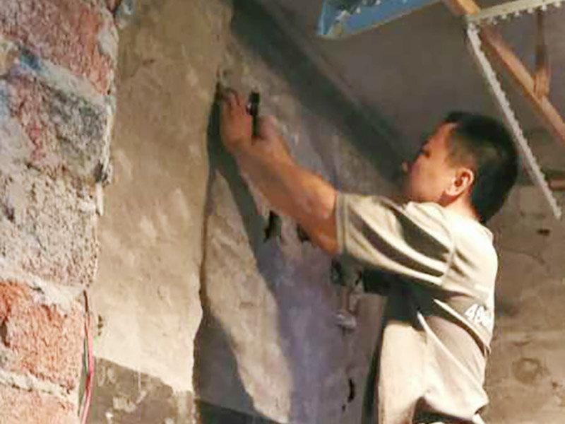 衛(wèi)生間水電改造：既然是改造，肯定是對衛(wèi)生間的格局或是衛(wèi)浴設(shè)施、地磚、墻磚等地方不滿意，但在改造之前你需要將這些不滿意的地方進行拆除，且拆除之后的垃圾也要及時清理，避免阻礙施工進程。將不需要或是不滿意的地方進行拆除后，留下的成品需要進行施工保護，防止磕碰到，還可防止被上面的重物或是棱角碰壞。水電改造可謂是改造衛(wèi)生間的重點，衛(wèi)生間原有的水電路管線往往有許多不合理的布局，所以在改造過程中要對原有的水電路進行徹查，看是否存在銹蝕、老化等情況，若有，則需要更換新的電路、水路，如果線路良好，且沒有多大的問題，則只需要添加刪減線路就可以了。同時在改造的時候最好能做到以后維修和保養(yǎng)都比較方便，然后將其做好隱蔽處理。