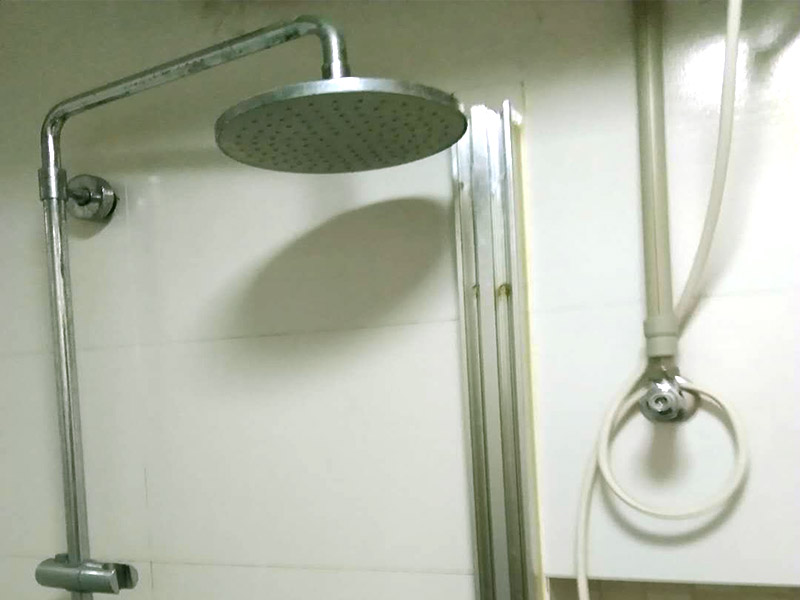 浴室玻璃隔斷拆除：拆除分兩部分，一部分是玻璃隔斷墻，一部分是隔斷玻璃門(mén)，一般是先拆玻璃門(mén)，拆完后需要主要用包裝保護(hù)，以免運(yùn)輸碰傷，而玻璃墻的拆除可以按照玻璃隔斷安裝的順序倒著來(lái)。