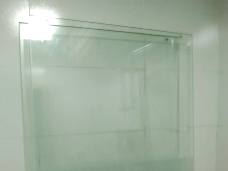 浴室玻璃隔斷拆除：拆除分兩部分，一部分是玻璃隔斷墻，一部分是隔斷玻璃門(mén)，一般是先拆玻璃門(mén)，拆完后需要主要用包裝保護(hù)，以免運(yùn)輸碰傷，而玻璃墻的拆除可以按照玻璃隔斷安裝的順序倒著來(lái)。