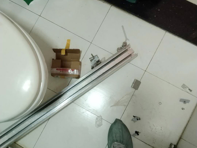 浴室玻璃隔斷拆除：拆除分兩部分，一部分是玻璃隔斷墻，一部分是隔斷玻璃門(mén)，一般是先拆玻璃門(mén)，拆完后需要主要用包裝保護(hù)，以免運(yùn)輸碰傷，而玻璃墻的拆除可以按照玻璃隔斷安裝的順序倒著來(lái)。