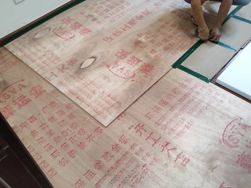 地板保護(hù)施工: 在進(jìn)行家居裝修的過(guò)程中，首先完成的就是地面的鋪設(shè)。因此，我們?cè)谶M(jìn)行其余施工時(shí)一定要注意對(duì)剛鋪好的地板進(jìn)行保護(hù)。而在裝修時(shí)灰塵是一定避免不了的，為了防止嶄新的地板被沾染灰塵以及施工團(tuán)隊(duì)人員等的腳印，最好先在地板上鋪一層防塵布等作為保護(hù)膜。除此之外，還是要在一天裝修結(jié)束后的時(shí)間里對(duì)防塵布等進(jìn)行灰塵的清除和家居保養(yǎng)工作，特別是灰塵堆積過(guò)厚的地方，以免將來(lái)裝修結(jié)束后因?yàn)榛覊m過(guò)多清理時(shí)意外污染地板。