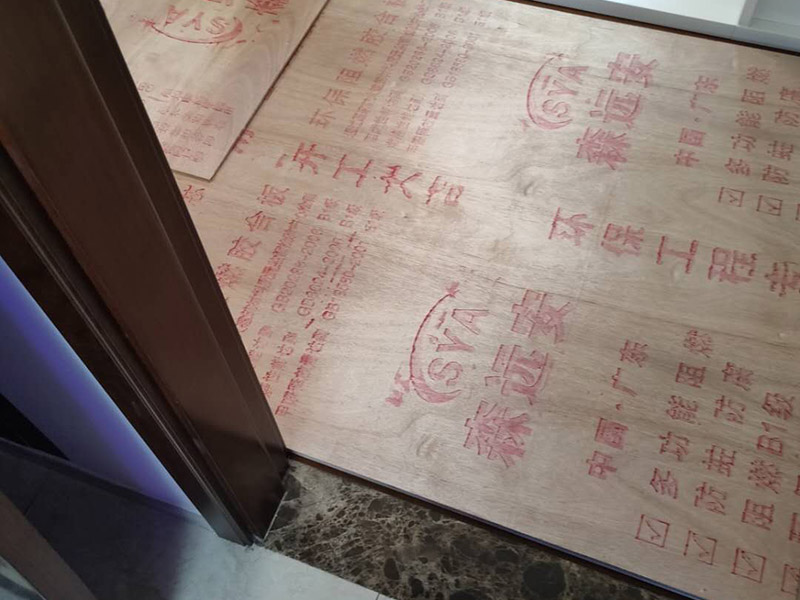 地板保護(hù)施工: 在進(jìn)行家居裝修的過(guò)程中，首先完成的就是地面的鋪設(shè)。因此，我們?cè)谶M(jìn)行其余施工時(shí)一定要注意對(duì)剛鋪好的地板進(jìn)行保護(hù)。而在裝修時(shí)灰塵是一定避免不了的，為了防止嶄新的地板被沾染灰塵以及施工團(tuán)隊(duì)人員等的腳印，最好先在地板上鋪一層防塵布等作為保護(hù)膜。除此之外，還是要在一天裝修結(jié)束后的時(shí)間里對(duì)防塵布等進(jìn)行灰塵的清除和家居保養(yǎng)工作，特別是灰塵堆積過(guò)厚的地方，以免將來(lái)裝修結(jié)束后因?yàn)榛覊m過(guò)多清理時(shí)意外污染地板。