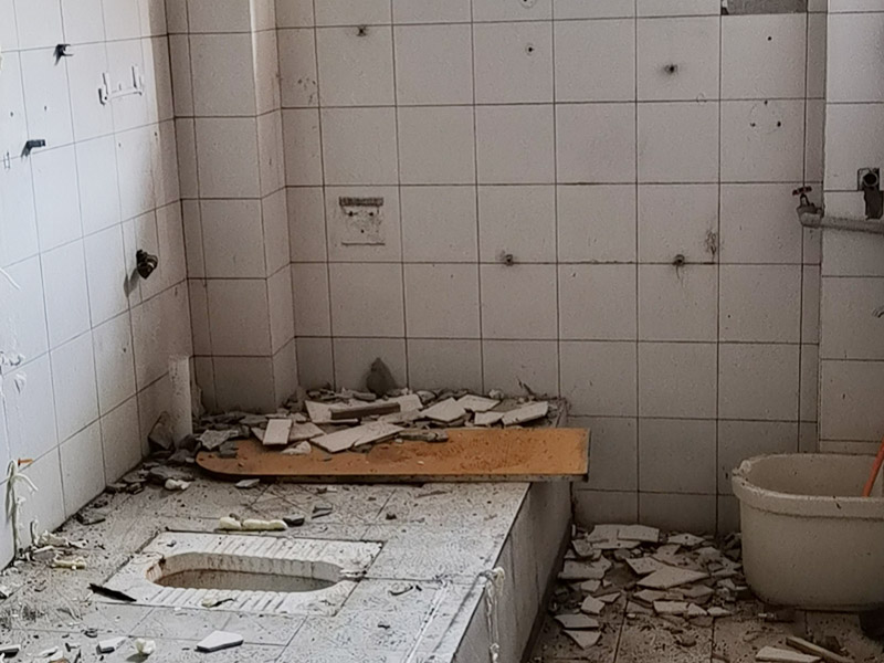 公共衛(wèi)生間裝修：和其它裝修流程一樣，首先要做得就是衛(wèi)生間的水電改造，在設(shè)計(jì)的時(shí)候，建議結(jié)合水路、電路的安全考慮，而且在設(shè)計(jì)的時(shí)候主要與實(shí)用性為主，把防水和電路做好，不然后期出現(xiàn)問(wèn)題就比較麻煩了，防止安全隱患的發(fā)生。 基礎(chǔ)工程完了以后，就開始做表面主體工程的裝修了，主要包括墻面、地面和頂面的裝修，就是鋪墻磚、貼地磚和做吊頂這些的施工。在施工的時(shí)候按照嚴(yán)格的標(biāo)準(zhǔn)來(lái)做，才達(dá)得到預(yù)期的效果。