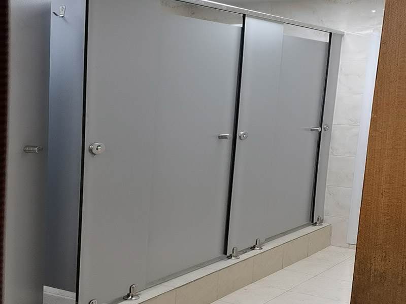 公共衛(wèi)生間裝修：和其它裝修流程一樣，首先要做得就是衛(wèi)生間的水電改造，在設(shè)計(jì)的時(shí)候，建議結(jié)合水路、電路的安全考慮，而且在設(shè)計(jì)的時(shí)候主要與實(shí)用性為主，把防水和電路做好，不然后期出現(xiàn)問(wèn)題就比較麻煩了，防止安全隱患的發(fā)生。 基礎(chǔ)工程完了以后，就開始做表面主體工程的裝修了，主要包括墻面、地面和頂面的裝修，就是鋪墻磚、貼地磚和做吊頂這些的施工。在施工的時(shí)候按照嚴(yán)格的標(biāo)準(zhǔn)來(lái)做，才達(dá)得到預(yù)期的效果。