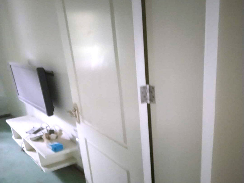 木門打磨翻新：1、卸下把手等裝飾品：把木門上面的把手等裝飾品都卸下來，防止下一步作業(yè)時(shí)劃傷手，也有利于均勻涂刷木門油漆。 2、打磨：用粗砂紙把需要刷油漆的地方都打磨一遍，注意轉(zhuǎn)角的地方不要打磨的太厲害，保持木門原來的形狀。用布沾水，弄成半濕狀，把剛打磨完的木門上的粉末都擦干凈。拿細(xì)砂紙?jiān)僦匦麓蚰ヒ槐椋瑯右⒁廪D(zhuǎn)角處。再用沾水布把粉末清理干凈。 3、刷木門油漆：取油漆、刷子，開油漆蓋。把刷子在油漆桶里沾一下，一次不要沾太多的漆。刷漆的規(guī)則是從上到下，從左到右。注意轉(zhuǎn)角及隱藏處也要刷上漆。